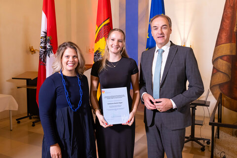 Abteilungsvorständin der Abteilung 7 - Bildung, Kultur und Wissenschaft Claudia Priber, Katherina Sandra Egger, und Landesrat Leonhard Schneemann