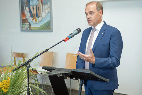Landesrat Dr. Leonhard Schneemann bei seiner Festrede im Zuge des 140-jährigen Jubiläums der Freiwilligen Feuerwehr Deutsch Schützen.