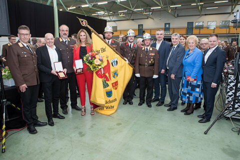 Präsident Robert Mayer, MSC (Österreichischer Bundesfeuerwehrverband), Bürgermeister Georg Rosner, Landesfeuerwehrkommandant LBD Ing. Franz Kropf, Moderatorin Sissy Gamauf-Leitner, Feuerwehrreferent Landesrat Mag. Heinrich Dorner, 2. Landtagspräsident Walter Temmel, Landtagsabgeordnete Dipl- Päd., DI Carina Laschober-Luif, Landtagsabgeordnete Verena Dunst und Bundesrat Philipp Kohl (v.l.) mit den Fahnenträgern im Zuge des 34. Burgenländischen Landesfeuerwehrtages.