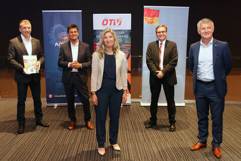 Informierten über ADMIRAL-Tennis-Staatsmeisterschaften 2020 - v.l.: Veranstalter und ÖTV-Vizepräsident Günter Kurz, LR Christian Illedits, ÖTV-Präsidentin Mag. Christina Toth, CEO Jürgen Irsigler vom Titelsponsor ADMIRAL Sportwetten, ÖTV-GF Thomas Schweda