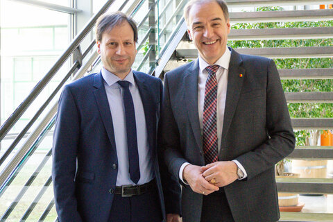 Landesrat Dr. Leonhard Schneemann und Mag. Rudolf Halbauer, Bakk. von der Servicestelle für Menschen mit Behinderungen (v.l.).