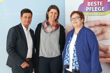 Landesrat Christian Illedits und Bezirkshauptfrau Franziska Auer mit Michaela Herzog, Pflege- und Sozialberaterin der BH Eisenstadt-Umgebung