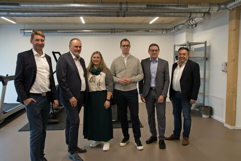 Michael Oberfeichtner, Geschäftsführer O.K. Energie Haus GmbH, Landeshauptmann Hans Peter Doskozil, Katrin Kustor, CERAMICO-Internats-Betreuerin, Ralph Steffek, Architekt der Landesimmobilien Burgenland, Gerhard Goger, Geschäftsführer der Landesimmobilien Burgenland und Bruno Stutzenstein, Bürgermeister von Stoob (v.l.) besichtigten den Fitness-Raum im neu eröffneten Internat.