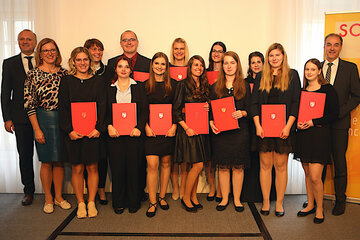 Gruppenbild mit den zehn Pflegefachassistentinnen und dem Pflegefachassistenten sowie Landesrat Dr. Leonhard Schneemann (r.), KRAGES-Geschäftsführer Mag. Hubert Eisl, MBA, Direktorin DGKP Gabriele Ehrenhöfer (v. l.) und Lehrerin Christine Artwohl (4. v. l.);