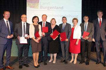 Landeshauptmannstellvertreter Johann Tschürtz und Landtagspräsidentin Verena Dunst mit den Trägern des Großen Ehrenzeichen des Landes. V.l.: LH-Stv. Johann Tschürtz, Mag. Klaus Maras, Vorstand der Sportunion Burgenland, Beata Sämann-Takacs, Direktorin der Akademie der Wirtschaft Neusiedl/See, NR Bgm. Erwin Preiner, OStRin Mag.a Johanna Dorner-Resch, Direktorin BHAK/HAS Eisenstadt, HR Mag. Walter Roth, Direktor Gymnasium Neusiedl am See, LT-Präs.in Verena Dunst, Veterinärdirektor WHR Dr. Robert Fink, Amt der Bgld. Landesregierung, Prof.in Mag.a und WHR Mag. Dr. Paul Weikovics, Leiter Hauptreferat Natur- und Umweltschutz im Amt der Bgld. Landesregierung.