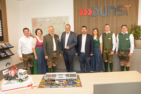 Hannes, Theresa und Josef Dunst, Landeshauptmann Hans Peter Doskozil, Bürgermeister Marc Hoppel, Theresa, Thomas und Josef Dunst (v.l.) bei der Jubiläumsfeier.