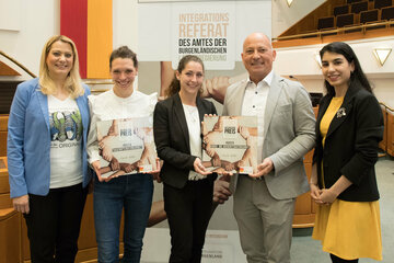 (v.l.n.r.) Landesrätin Daniela Winkler mit den PreisträgerInnen Daniela Kessler (Frauenberatungsstelle "Die Tür"), Julia Horvath (EMS Oberwart), Direktor Hans-Peter Wolf (EMS Oberwart) und Referatsleiterin Sanya Neinawaie (Referat Integration)