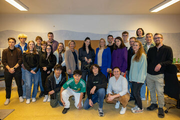 (Archivbild) TeilnehmerInnen des Jugendtalks in Mattersburg mit LRin Daniela Winkler, LAbg. Bgm.in Claudia Schlager und Influencerin Malentschi