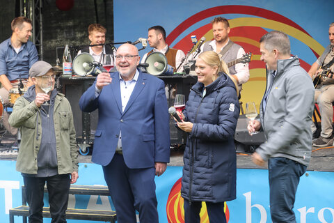 Landesrätin Daniela Winkler und Rudolstadts Bürgermeister Jörg Reichl beim Burgenländischen Weinfest.