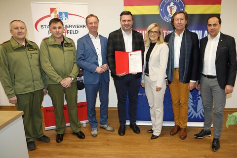 Landeshauptmann-Stellvertreter Johann Tschürtz (7.v.l.), Bürgermeister, Landtagsabgeordneter Kurt Maczek (6.v.r.), Landesfeuerwehrdirektor Sven Karner (4.v.l.), Bezirksfeuerwehrkommandant Wolfgang Kinelly (2.v.r.) sowie Landessicherheitszentrale-Geschäftsführer Christian Spuller (6.v.l.) mit Vertretern der Firmen.