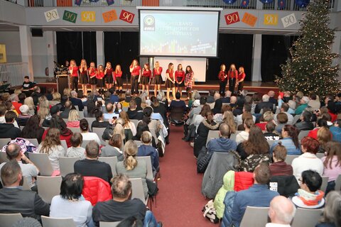 Die Schüler führten zahlreiche Lieder in der Aula der EMS auf.