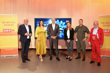 Stellten Programm der 21. „ORF-Langen Nacht der Museen“ mit Vertretern beteiligter Einrichtungen vor: v.l.: Bgm. Mag. Thomas Steiner, LH-Stv.in Mag.a Astrid Eisenkopf, ORF-Landesdirektor Mag. Werner Herics, DI Barbara Weißeisen-Halwax, GFin Kulturbetriebe Burgenland, Oberstleutnant Alexander Kovacs, Martinkaserne, Karl Ertler vom Landestechnikmuseum St. Michael