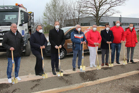 MAWE Wendelin Fleischverarbeitung in Gols expandiert: Wirtschaftslandesrat Leonhard Schneemann beim Spatenstich mit zahlreichen Gästen, u.a. Landeshauptmann a.D. Hans Niessl, Nationalrat Maximilian Köllner, MA, Kilian Brandstätter, Abgeordneter zum Burgenländischen Landtag, Bürgermeister Hans Schrammel und Geschäftsführer Matthias Wendelin