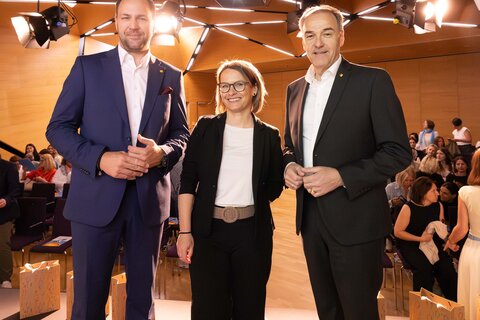 (v.l.) Johannes Zsifkovics, Geschäftsführer Soziale Dienste Burgenland GmbH, Lucie Hareter, Fachliche Leitung Netzwerk Kind Burgenland und Landesrat Leonhard Schneemann bei der Fachtagung anlässlich des Jubiläums "10 Jahre Netzwerk Kind Burgenland".