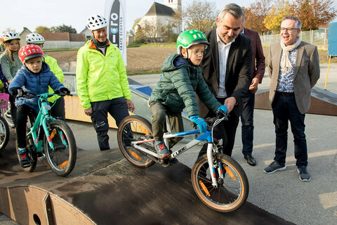 Landesrat Mag. Heinrich Dorner gratulierte den Schülerinnen und Schülern sowie Lehrerinnen und Lehrern der Volksschule Breitenbrunn zum Gewinn Bester Neueinsteiger bei „Österreich radelt zur Schule“.