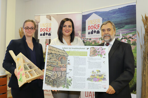 Marlene Hrabanek-Bunyai, Geschäftsführerin des Vereins „Unser Dorf“, Landesrätin Astrid Eisenkopf und Wolfgang Wallner, Referatsleiter Dorfentwicklung.