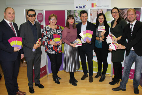 Soziallandesrat Christian Illedits, Bezirkshauptmann-Stellvertreter Mag. Werner Karner, die Journalistin Mag. Ursula Neubauer und die Fotografin Birgit Machtinger sowie anwesende VertreterInnen des RMB bzw. des AMS bei der Eröffnung der Wanderausstellung „Pflege ist mein Alltag“ in der Bezirkshauptmannschaft Mattersburg