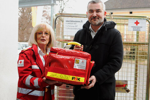 Landesrat Mag. Heinrich Dorner mit Präsidentin Friederike Piringer (v.r.) vom Roten Kreuz Burgenland mit dem Großunfall-Set für den Stützpunkt des Roten Kreuzes in Rudersdorf.