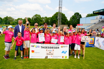 Landesrat Heinrich Dorner und Bevölkerungsschutz Burgenland-Präsident Herbert Wagner gratulieren der Volksschule Eberau zum zweiten Platz beim Bundesfinale der Safety-Tour.