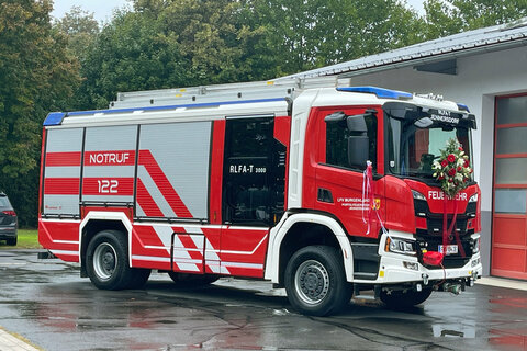 Das neue Rüstlöschfahrzeug, das von Stadtpfarrer Franz Brei gesegnet wurde.