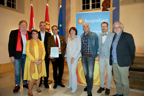 Der Verein RE.F.U.G.I.U.S. wurde mit dem Simon-Goldberger-Preis Kategorie Erwachsenenbildung ausgezeichnet (v.l.): Horst Horvath, IKG-Vizepräsidentin Claudia Prutscher, Landesrat Heinrich Dorner, Paul Gulda, Christine Teuschler, Walter Reiss, Michael Achenbach und Wolfgang Horvath