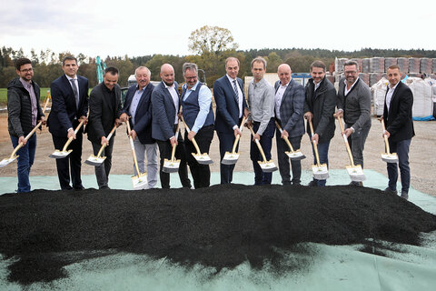 Spatenstich der neuen Pflanzenkohleanlage mit Landesrat Dr. Leonhard Schneemann (6.v.r.), den beiden Geschäftsführern Gerald (6.v.l.) und Dominik Dunst (5.v.l.) sowie Oberwarts Bürgermeister Georg Rosner (4.v.r.), GRÜNE-Landtagsabgeordneten Wolfgang Spitzmüller (5.v.r.) sowie den beteiligten Baufirmen.
