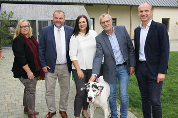 Präsentierten im Tierschutzhaus Sonnenhof das Projekt „Heimtiernotdienst“: Dr.in Yvonne Millard, Designierte Veterinärdirektorin, Mag. Thomas Neudecker, Präsident Tierärztekammer Burgenland, Tierschutzlandesrätin Mag.a Astrid Eisenkopf, Veterinärdirektor Dr. Robert Fink und Mag. Wolfgang Böck, Geschäftsführer Tierschutzhaus Sonnenhof.