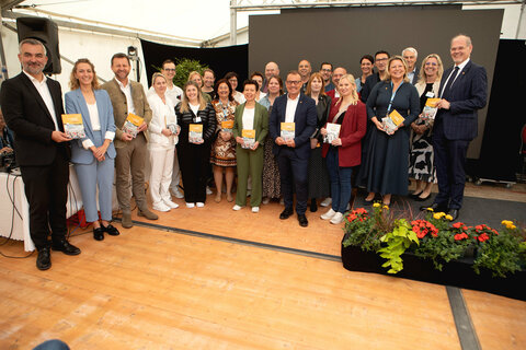 Die Ehrengäste mit den Mitarbeiter*innen, die ein Kapitel im Buch „125 Jahre Klinik Güssing – damals und heute“ verfasst haben.