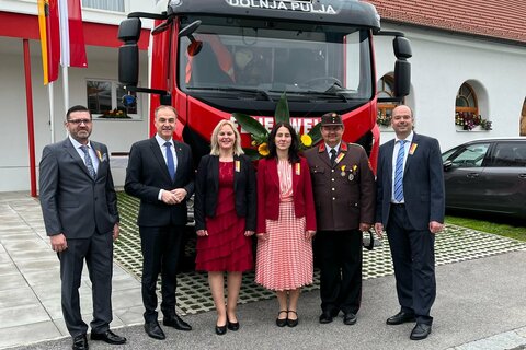 Stolz auf das neue Feuerwehrhaus und das neue Tanklöschfahrzeug: v.l.: Christian Bieber, LR Dr. Leonhard Schneemann, Rita Zemanek, Doris Ferenczy, FF-Kdt. Rudolf Fercsak (Kommandant), Thomas Schreiner