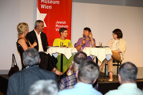 Diskutierten über das jüdische Burgenland (v.l.): Moderatorin Barbara Tóth, Landesrat Heinrich Dorner, Historikerin und Direktorin des Jüdischen Museum Wien Barbara Staudinger, IKG-Vizepräsidentin Claudia Prutscher und Autorin Margaretha Kopeinig