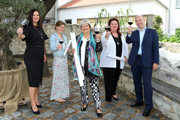 Landeshauptmannstellvertreterin Mag.a Astrid Eisenkopf mit den drei Erstplatzierten der Aktion „Burgenländischer Frauenwein 2020“ und Wein Burgenland-Geschäftsführer DI Georg Schweitzer. V.l.: LH-Stv.in Astrid Eisenkopf, Maria Achs-Wendelin aus Gols (3. Platz), Eva Welkovits (1. Platz), Ulli Fabian aus Oggau (2. Platz), Wein Burgenland-Geschäftsführer DI Georg Schweitzer.