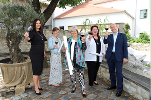 Landeshauptmannstellvertreterin Mag.a Astrid Eisenkopf mit den drei Erstplatzierten der Aktion „Burgenländischer Frauenwein 2020“ und Wein Burgenland-Geschäftsführer DI Georg Schweitzer. V.l.: LH-Stv.in Astrid Eisenkopf, Maria Achs-Wendelin aus Gols (3. Platz), Eva Welkovits (1. Platz), Ulli Fabian aus Oggau (2. Platz), Wein Burgenland-Geschäftsführer DI Georg Schweitzer.