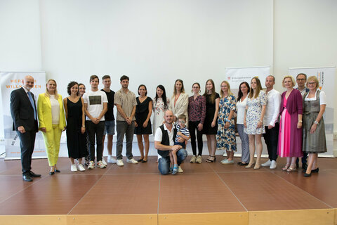 Landesrätin Daniela Winkler (2.v.l.) und Bildungsdirektor Heinz Josef Zitz (1.v.l.) mit den Neupädagoginnen und Neupädagogen des Bezirks Güssing nach der Übergabe ihrer Einstellungsdekrete.