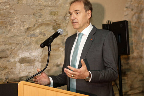 Landesrat Dr. Leonhard Schneemann hielt die Festrede auf der Burg in Schlaining.