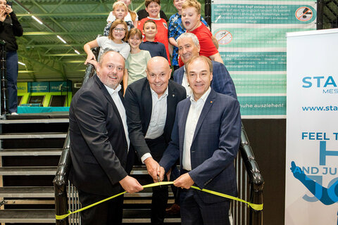 Landesrat Dr. Leonhard Schneemann (r.) eröffnete gemeinsam mit Bürgermeister Georg Rosner (Mitte) und Geschäftsführer Roland Poiger (l.) von der Inform Events Burgenland Messe - VeranstaltungsgmbH) die neue Trampolinhalle in Oberwart.