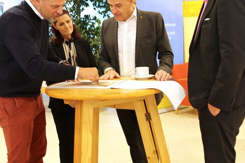 Gemeinsam mit den Verantwortlichen begutachtet Soziallandesrat Leonhard Schneemann die Baupläne für das erste stationäre Hospiz des Burgenlands, das zehn schwerkranken Menschen künftig einen Ort der Geborgenheit und würdevollen Begleitung bieten wird.