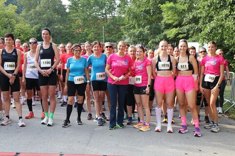 Landesrätin Daniela Winkler mit den Teilnehmerinnen beim Start.
