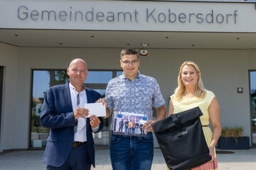 Bildungs- und Jugendlandesrätin Daniela Winkler (r.) und Bürgermeister Andreas Tremmel (l.) mit dem Kobersdorfer Schüler Marcel Schock (Mitte).