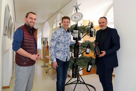 Landeshauptmann Hans Peter Doskozil mit Erich Scheiblhofer und Herbert Oschep (li.), Obmann des Weintourismus Burgenland, vor dem von Scheiblhofer ersteigerten „Weinchristbaum“.