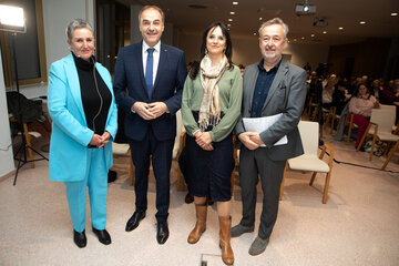Soziallandesrat Dr. Leonhard Schneemann (2.v.l.) mit Diplomgesundheitskrankenpflegerin Angelika Feichtner MSc (Bereich Pflege), Ärztin Dr.in Christina Kaneider und Dr. Wolfgang Stangl (v.l.) im Zuge der Veranstaltung in der Klinik Oberwart.