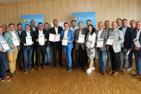 Gruppenbild mit allen Bürgermeisterinnen und Bürgermeister des Bezirkes Oberpullendorf mit Landesrat Heinrich Dorner und Peter Zinggl.