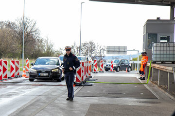 Auch über Ostern sind an allen noch geöffneten Grenzübergängen Seuchenteppiche eingerichtet, und auch die Einfuhrkontrollen in Grenznähe werden fortgesetzt.