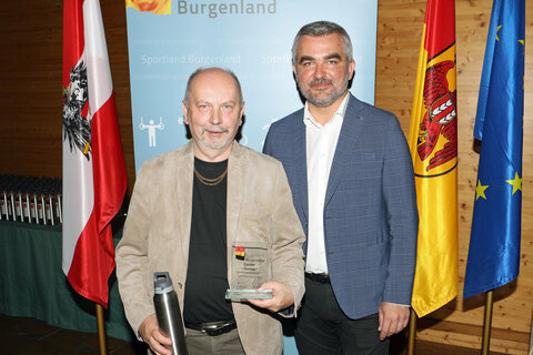Peter Treiber vom SKV Schlaining bekam von Sportlandesrat Heinrich Dorner die Trophäe für den Bundesligatitel überreicht.