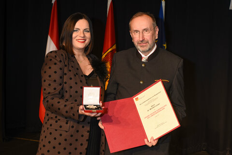 Landeshauptmann-Stellvertreterin Astrid Eisenkopf gratulierte Dr. Michael Lunzer zum Großen Goldenen Ehrenzeichen des Landes Burgenland