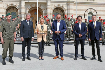 Oberst Raimund Wrana präsentierte gemeinsam mit Kurt Nekula, Präsident von „Licht ins Dunkel“, Verteidigungsministerin Klaudia Tanner, Landeshauptmann Hans-Peter Doskozil, ORF-Generaldirektor Roland Weißmann und Alfons Haider, Intendant der Seefestspiele Mörbisch, das „Militärmusikfestival 2022“.
