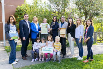 Julia Friedlmayer, Geschäftsführerin des Verbands Naturparke Österreich, Bürgermeister Christian Kurz, Bildungslandesrätin Mag.a (FH) Daniela Winkler, Kindergartenleiterin Julia Valasek, Landeshauptmann-Stellvertreterin Mag.a Astrid Eisenkopf, Obmann des Naturparks Rosalia-Kogelberg Kurt Fischer, Bürgermeister-Stv. Mag.a Eva Schachinger, Biodiversitätsexpertin Sandra Wallner und Dagmar Gross, ARGE Naturparke Burgenland mit Kindern aus dem Naturpark-Kindergarten