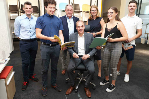Beim Betriebsbesuch von links: Dominik Blecha, Leitung Produktion, Ilyas Teber, Lehrling zum Industriekaufmann (Lehre mit Matura), LAbg. Bgm. Dieter Posch, Landesrat Dr. Leonhard Schneemann, Mag. Heidi Adelwöhrer, Geschäftsführerin Neudoerfler Office Systems GmbH, Lara Simon, Lehrling zur Industriekauffrau (Lehre mit Matura) und Fabian Fuchs, Lehrling zum Tischlereitechniker (Lehre mit Matura)