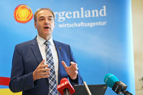 Landesrat Dr. Leonhard Schneemann bei der Präsentati-on der Südhub Start-Ups im Technologiezentrum Güssing.