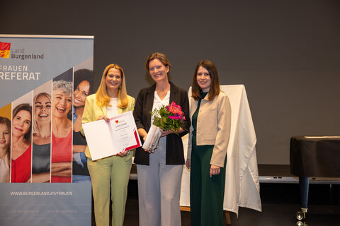 Frauen- und Bildungslandesrätin Mag.a (FH) Daniela Winkler mit der Drittplatzierten Mag.a Beate Venus und Martina Knartz, BSc MA, Leiterin des Referats Frauen, Antidiskriminierung und Gleichbehandlung.