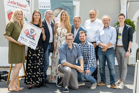 Landeshauptmann Hans Peter Doskozil (3.v.r.), Intendant Alfons Haider (4.v.r.) und KBB-Chefin Barbara Weißeisen-Halwax (2.v.l.) mit Protagonisten und Künstlerinnen und Künstlern auf Schloss Tabor.